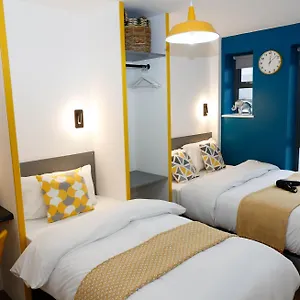 Apartment New Luxury In Location Next To Shops, Cafes, Bars & Metro, London